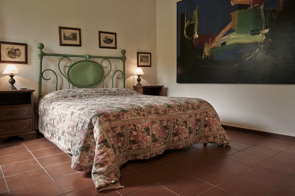 Agriturismo Bardeggiano Colle Val D'Elsa — 4-Star Luxury Hotel in Colle Di Val D'elsa, Italy