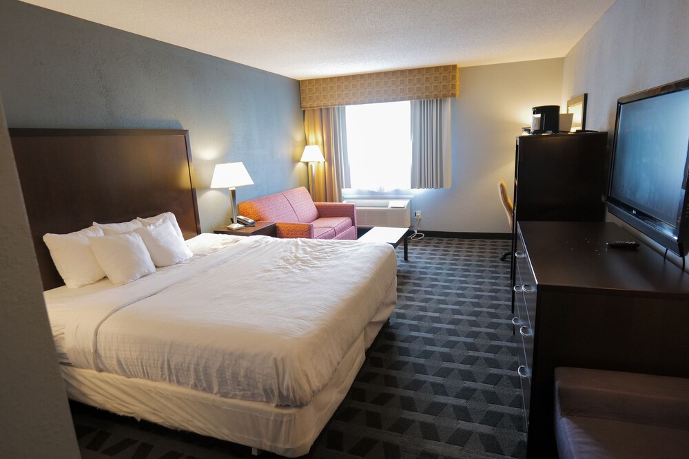 Baymont by Wyndham Flint Airport North - photo 24