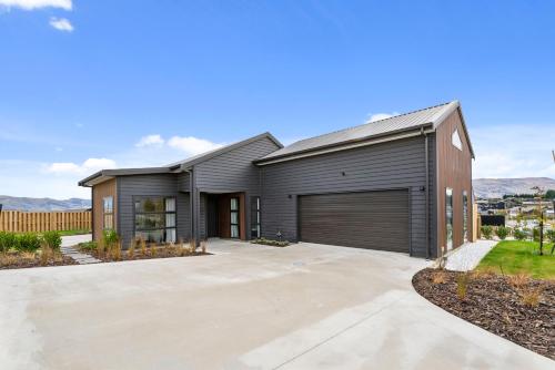 Scenic Riverslea Wanaka Holiday Home — 4-Star Luxury Hotel in Wanaka, New Zealand