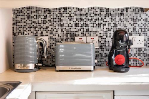 Spacious 2 BDR plus Large Living Dining Room with Workspace Executive Apartments at Prime Locations in Kensington and Chelsea — 4-Star Luxury Hotel in London, United Kingdom