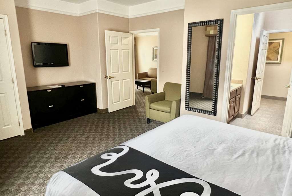 La Quinta Inn & Suites by Wyndham Pharr RGV Medical Center - photo 33