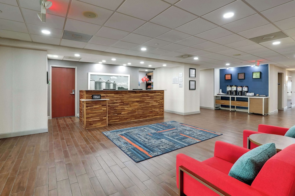Hampton Inn & Suites St. Louis Edwardsville - photo 2