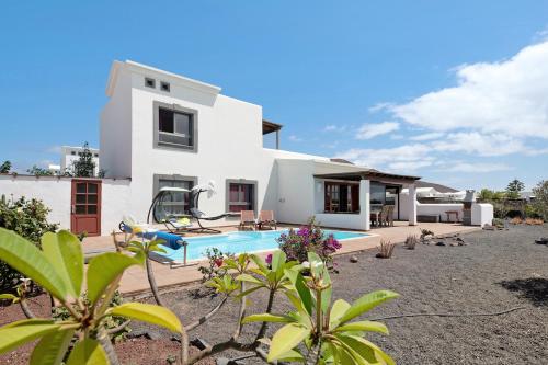 Villa MontaA a Roja — 4-Star Luxury Hotel in Playa Blanca, Spain
