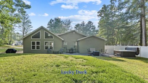 Cozy Cottage with Hot Tub and Lake Access — 4-Star Luxury Hotel in Grand Junction, United States