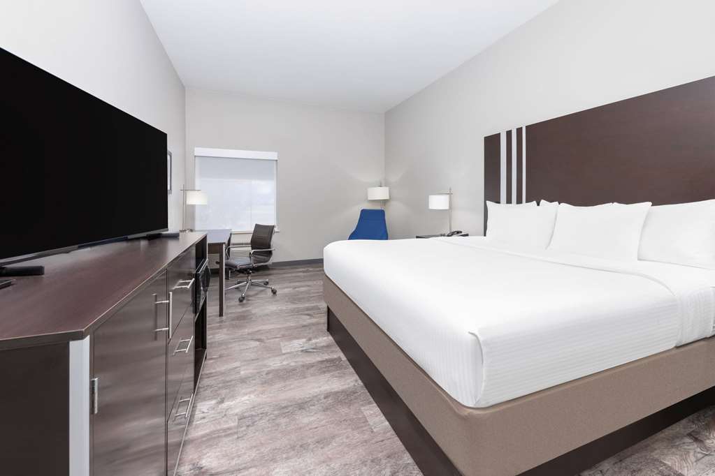 La Quinta Inn & Suites by Wyndham Tyler University Area - photo 16