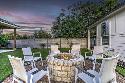 6BD Retreat for 14 with Fire Pit Patio & Lake Access — 4-Star Luxury Hotel in Cottonwood Shores, United States