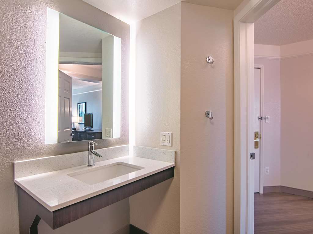La Quinta Inn & Suites by Wyndham Oklahoma City Norman - photo 23