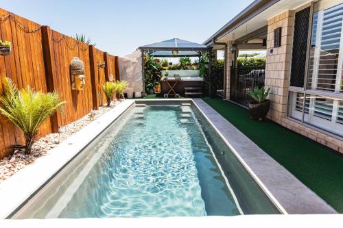 Entertainer's Paradise Child & pet friendly Pool spa movie room close to Australia Zoo — hotel in Beerwah