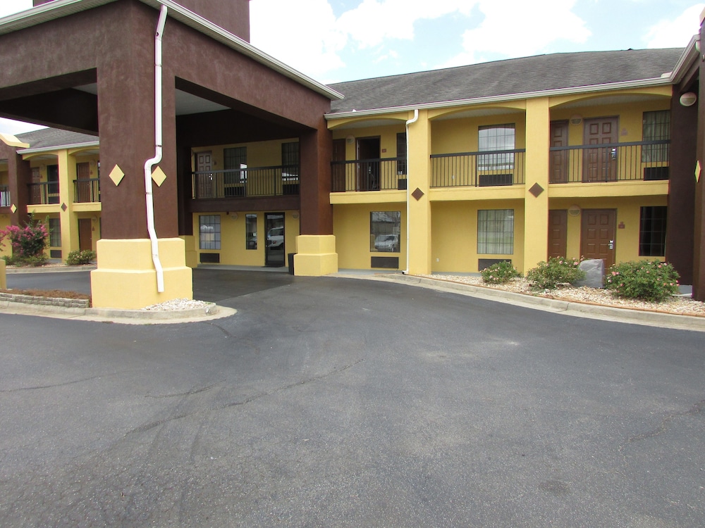 Days Inn & Suites by Wyndham Fort Valley - photo 36