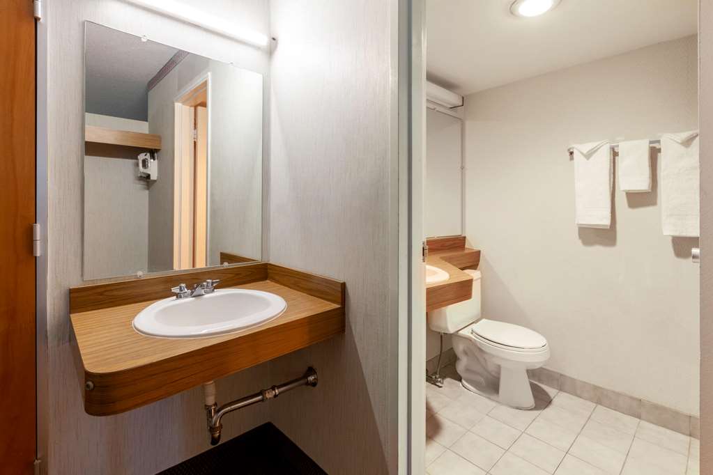 Travelodge by Wyndham Cleveland Airport - photo 11