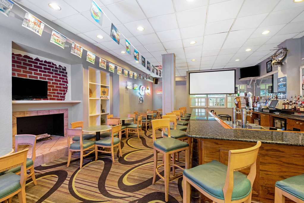 La Quinta Inn & Suites by Wyndham New Orleans Airport - photo 22