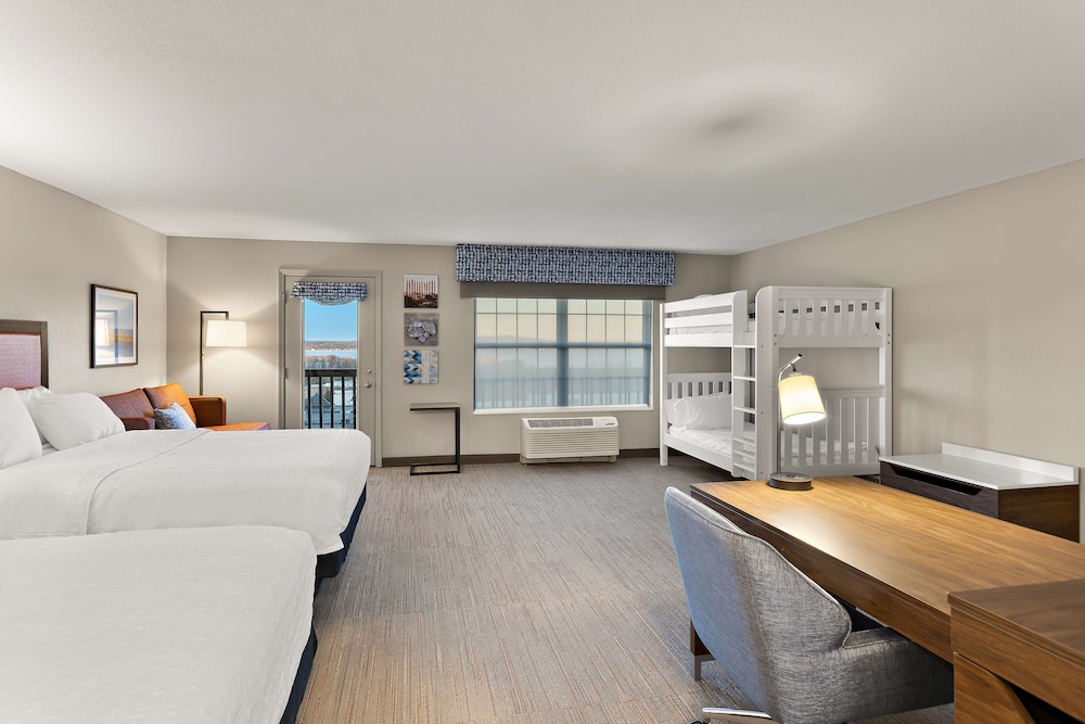 Hampton Inn & Suites by Hilton Petoskey - photo 18