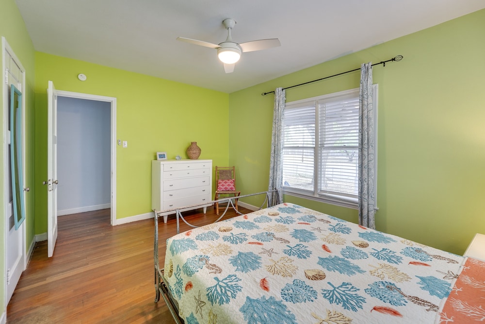 Vintage Corpus Christi Home 2 Blocks From Beach - photo 3