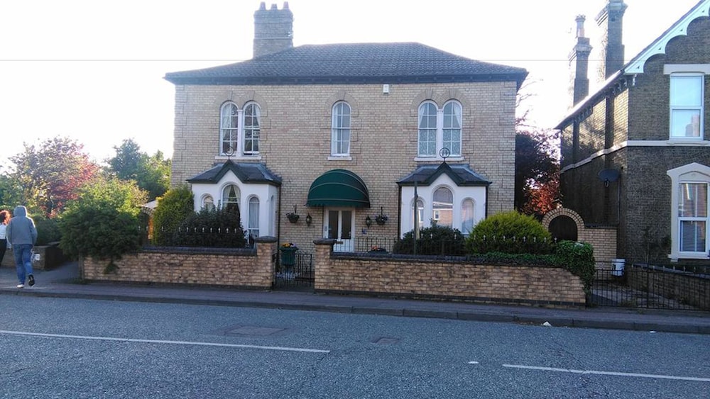 Charlotte House Hotel — Peterborough