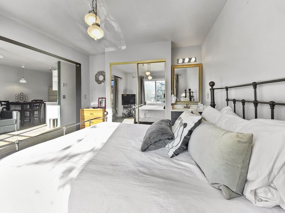 Carriage House 305 1 Bedroom Condo by RedAwning Park City — 4-Star Luxury Hotel in Bridgeport, United States