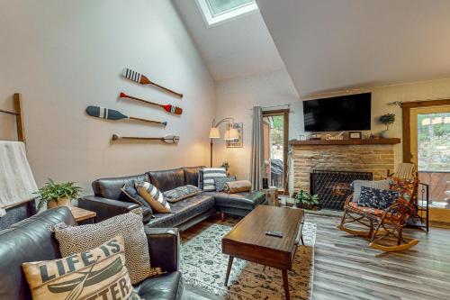 Big Boulder Bliss - carbon neutral hotel in Unknown City