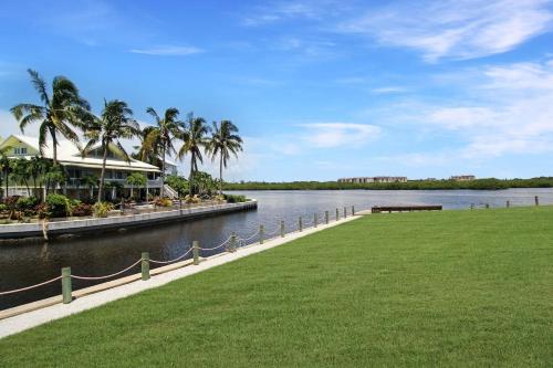 Watch dolphins from your lanai in this bayfront Siesta Key condo — 4-Star Luxury Hotel in Siesta Key, United States