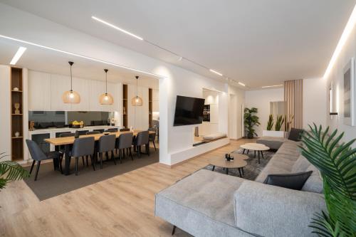 Kolonaki Upscale 4 bedroom Luxury Apartment — 4-Star Luxury Hotel in Athens, Greece
