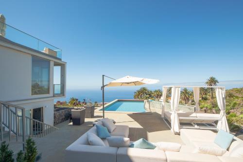 Casa el Goce Luxury Villa private pool BBQ and bathtub — 4-Star Luxury Hotel in Tijarafe, Spain