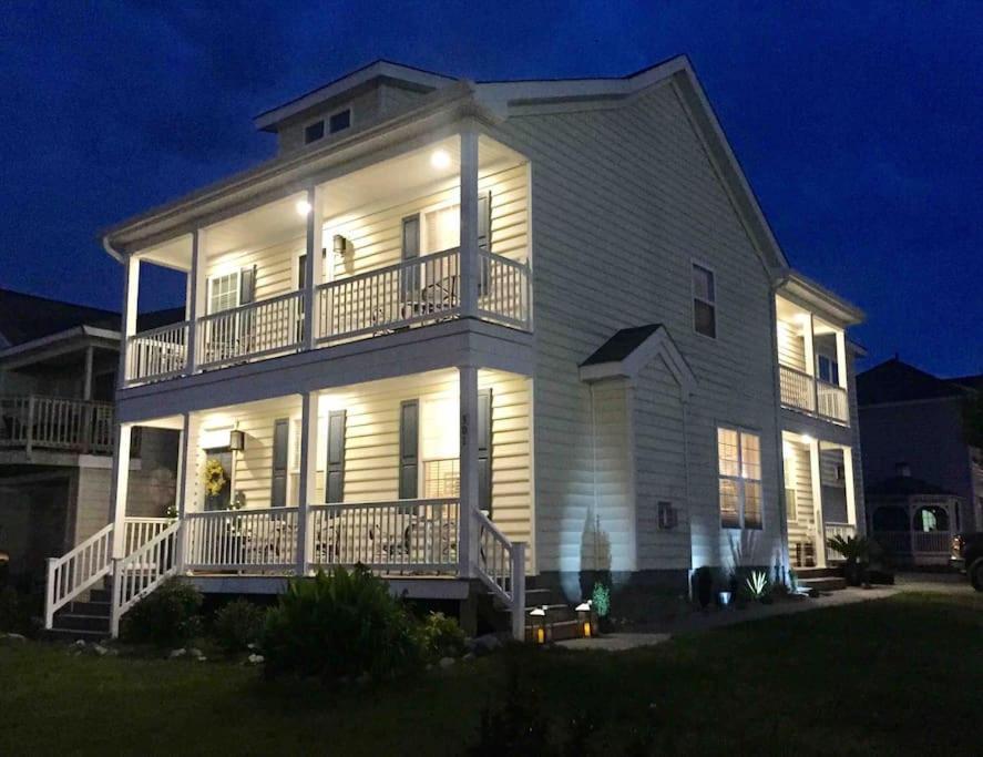 UPSCALE Ideal location 4 beach vacay H20 views in Virginia Beach, United States