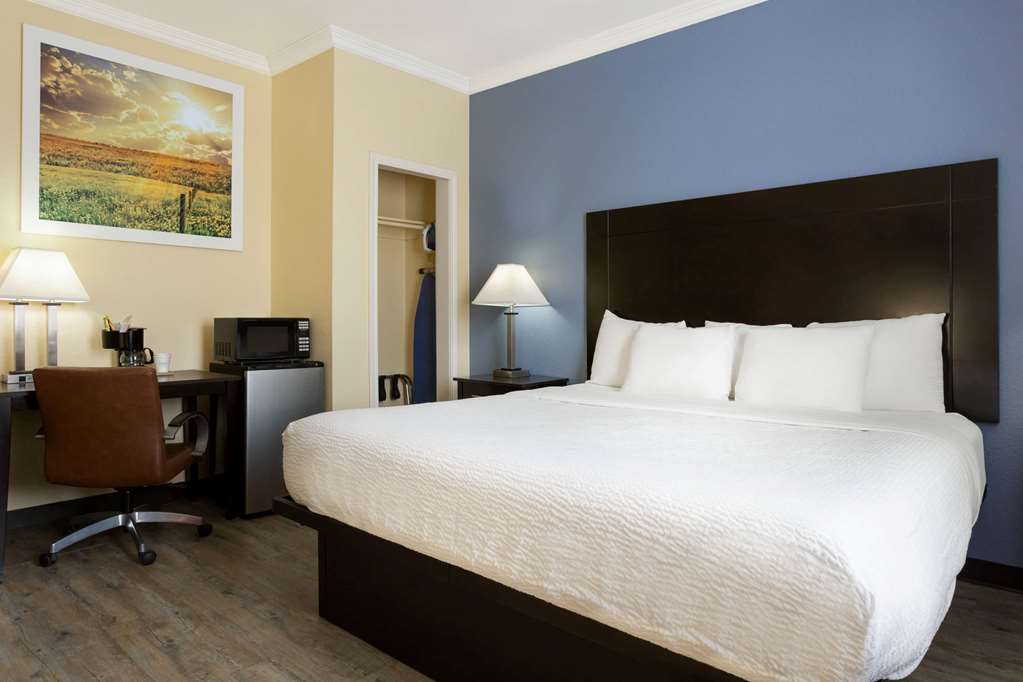 Days Inn & Suites by Wyndham Euless DFW Airport South - photo 19