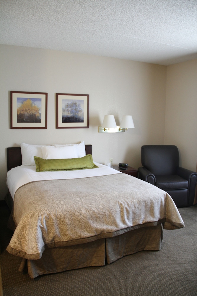 Candlewood Suites Columbus Fort Benning an IHG Hotel - photo 3