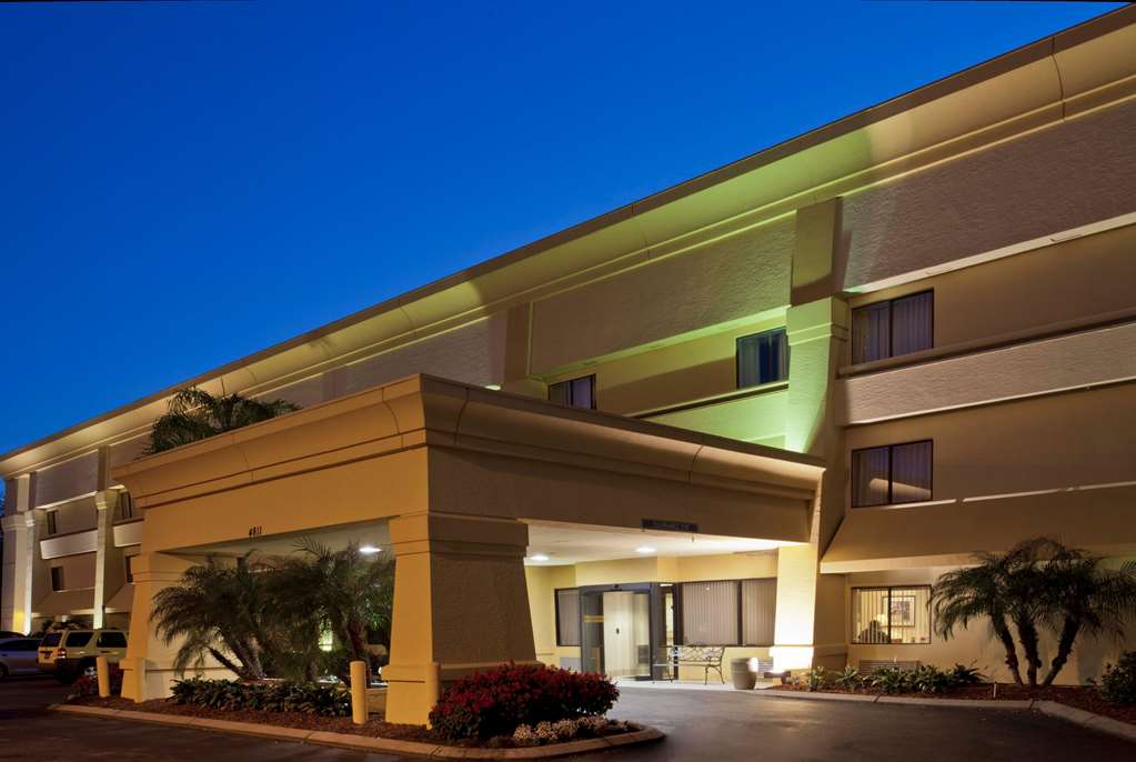 La Quinta Inn & Suites by Wyndham Tampa Fairgrounds Casino - photo 4