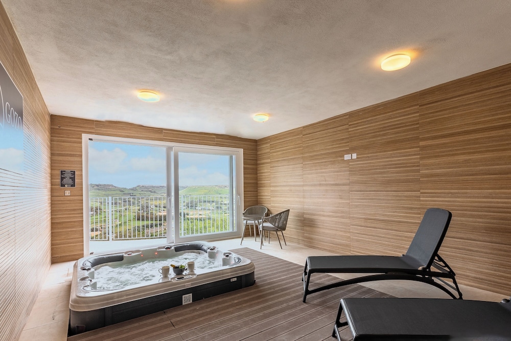 Magnifica Gozitan Villa Pool And Jacuzzi — 4-Star Luxury Hotel in Xaghra, Malta