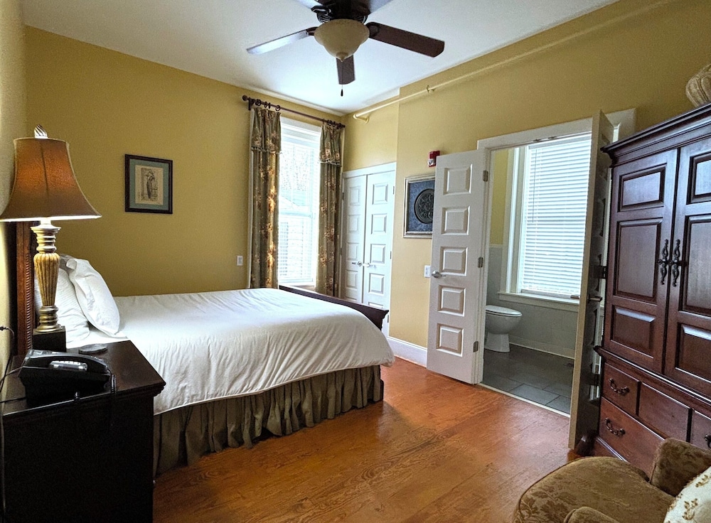 Grand Lux Inn - photo 16