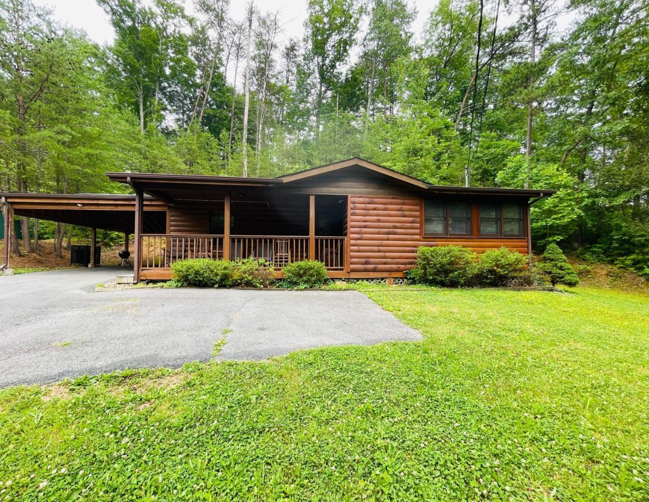Smoky Mountain Enchanting Haven 3BR2BA Cabin — 4-Star Luxury Hotel in Sevierville, United States