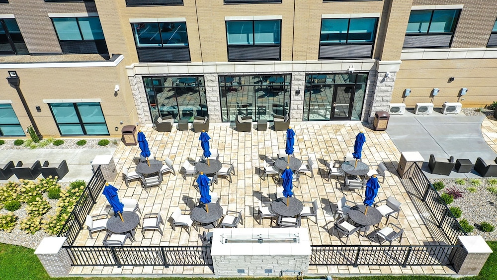 Holiday Inn Express and Suites Elizabethtown North by IHG - photo 22