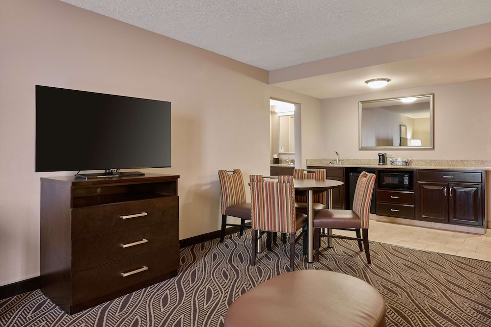 Hampton Inn Evansville Airport - photo 17