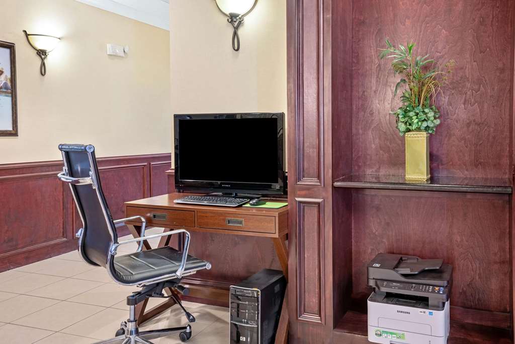 La Quinta Inn & Suites by Wyndham Houston Magnolia - photo 30