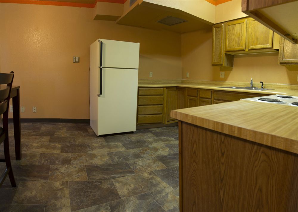 Capitol Inn & Suites - photo 11