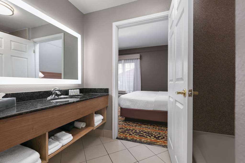 La Quinta Inn & Suites by Wyndham Belton Temple South - photo 37