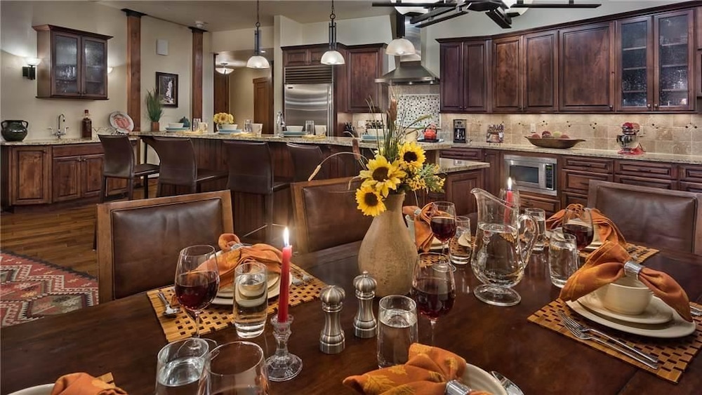 Ambassadors Penthouse 403 3 BedroomCondo By Moving Mountains — 4-Star Luxury Hotel in Steamboat Springs, United States