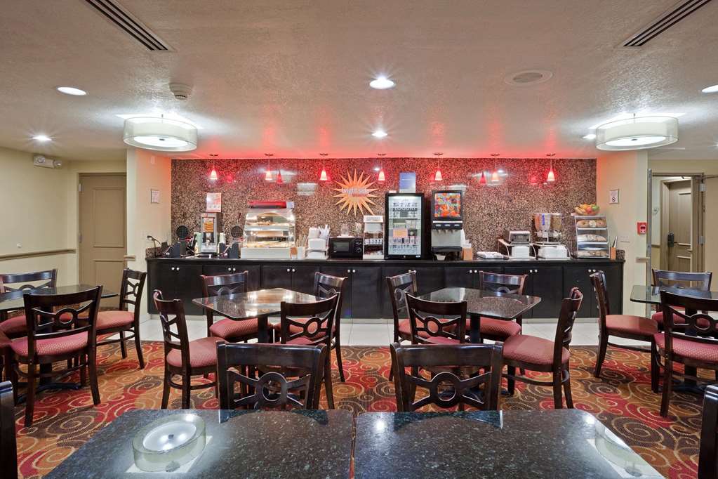La Quinta Inn & Suites by Wyndham Salina - photo 54