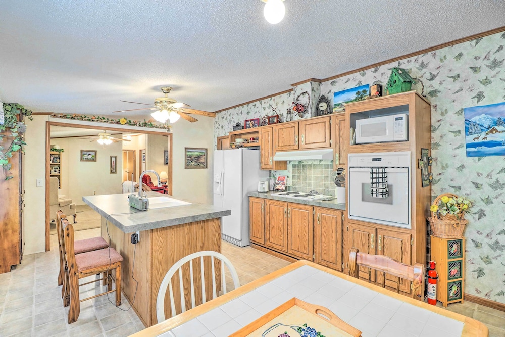 Greers Ferry Getaway w Deck & Lake Access — hotel in Fairfield Bay