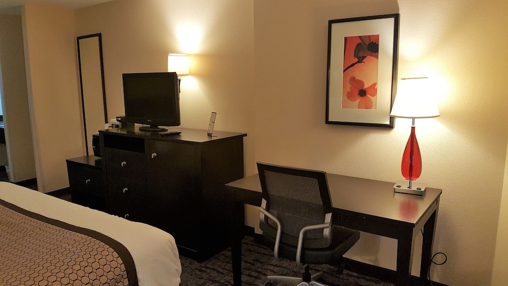 Baymont by Wyndham Belleville Airport Area - photo 18