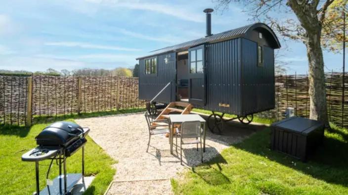 Baa One Shepherds Hut with Park Facilities in Wimborne Minster, United Kingdom