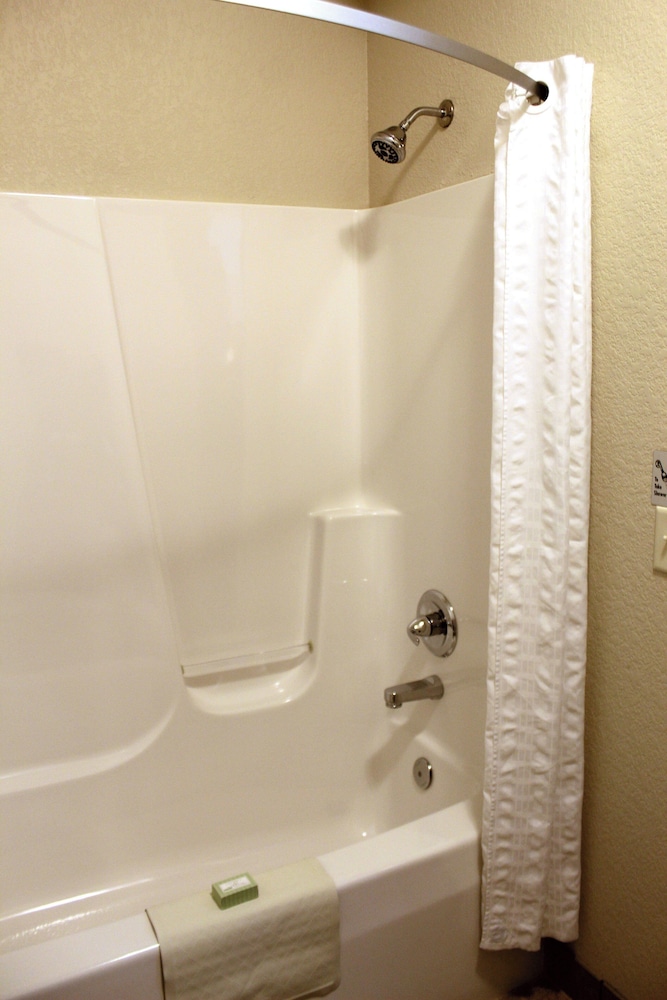 Cobblestone Inn & Suites Denison Oak Ridge - photo 46