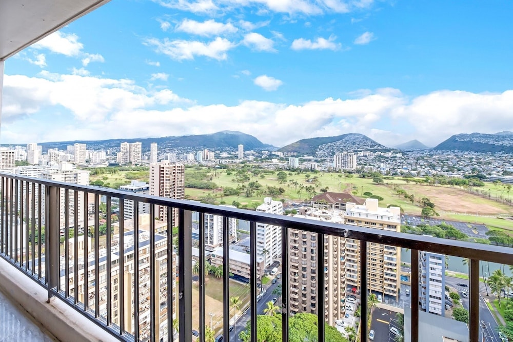 Newly Remodeled 30th Floor Suite with EPIC Mountain Views by Koko Resort Vacation Rentals - photo 12