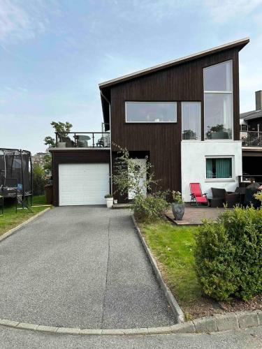 Stylish house with large windows — 4-Star Luxury Hotel in Sandnes, Norway