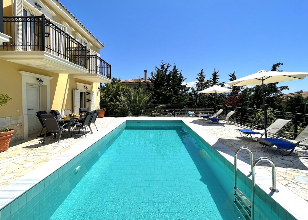 Apartment with 3 bedrooms in Tzamarelata Kefalonia with wonderful sea view enclosed garden and WiFi 5 km from the beach — 4-Star Luxury Hotel in Kefalonia, Greece