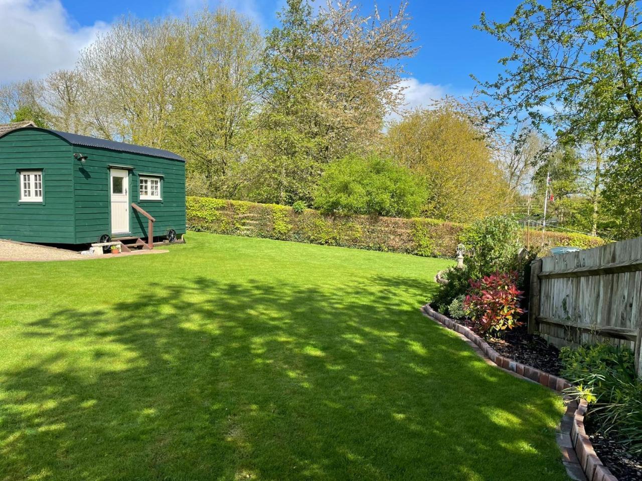 Beautiful Shepherd's Hut Lois Weedon — hotel in Weston