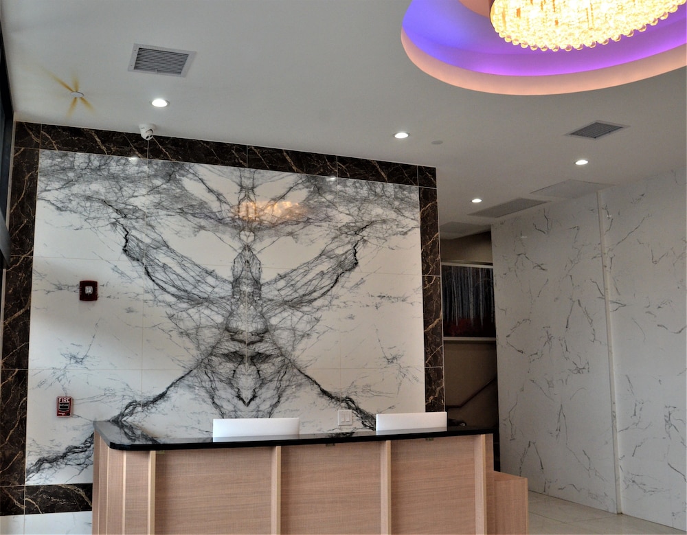 Lic Plaza Hotel - photo 2
