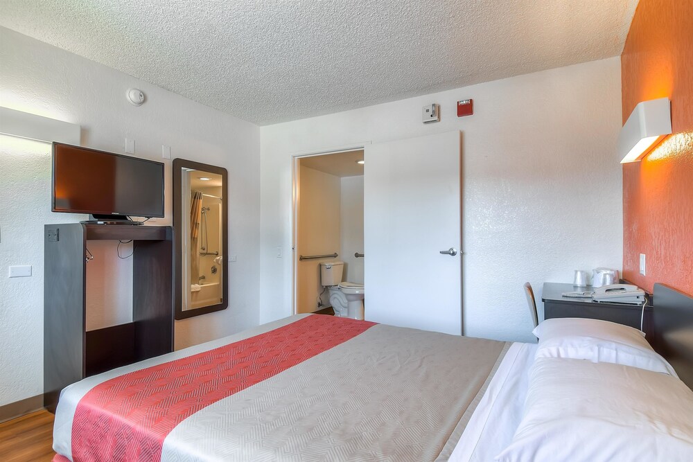 Motel 6 Los Angeles Long Beach - photo 20