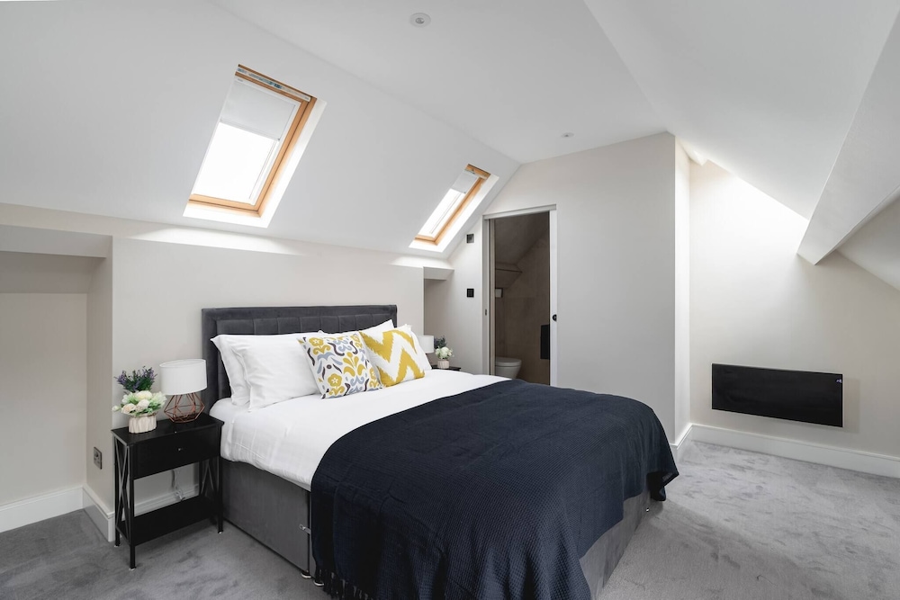Skyvillion COZY LARGE 4 & 1 Bed Apartments in London Enfield Mins to Tube Station Free Wi Fi — 4-Star Luxury Hotel in Barnet, United Kingdom