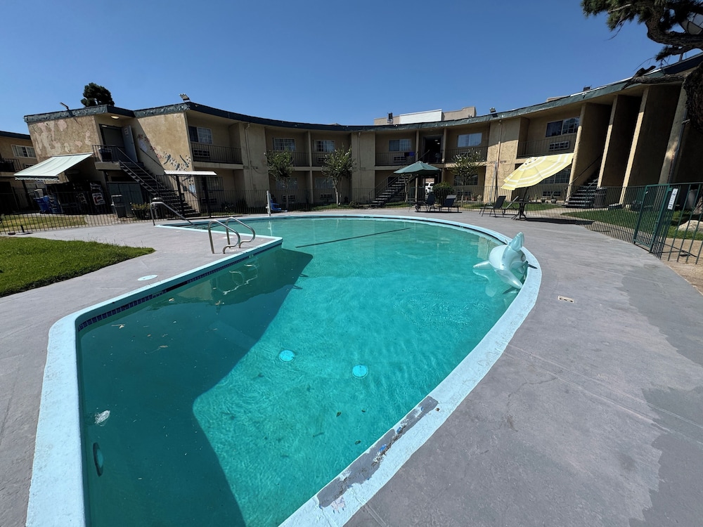 Hometown Inns North Hills - photo 16