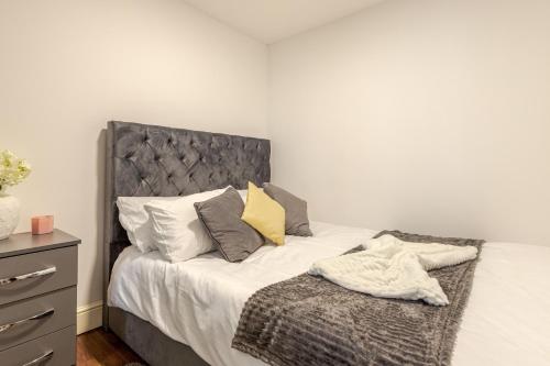 Parkside Haven Modern 2 Bed Flat with Ensuites Free Parking & Self Check In — Wembley — photo 5